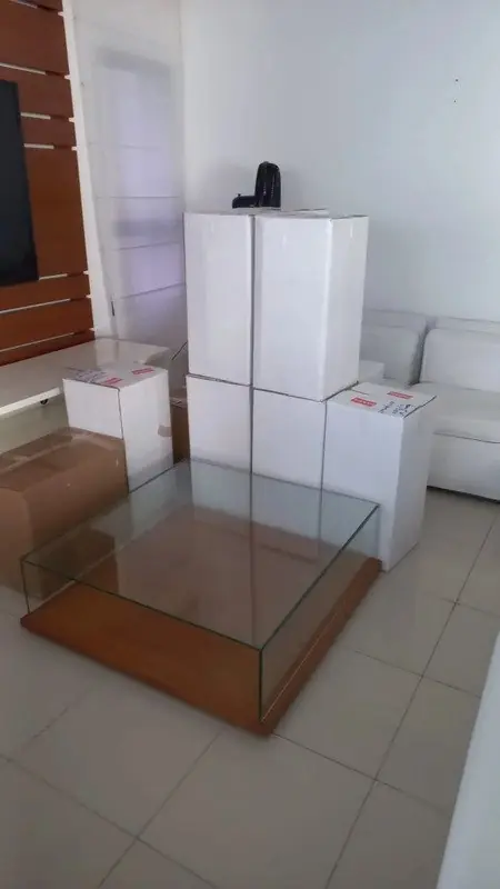 Caixas e mesa de vidro protegidas para o transporte