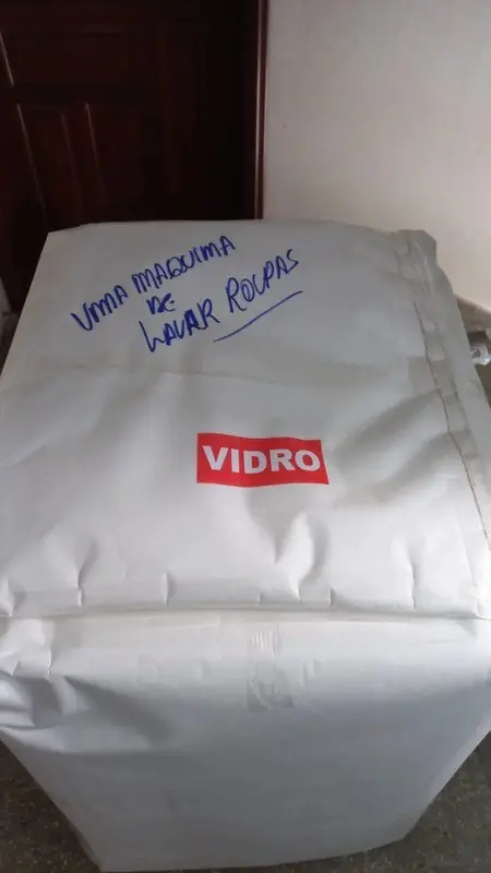 Máquina de lavar roupas embalada com proteção identificada
