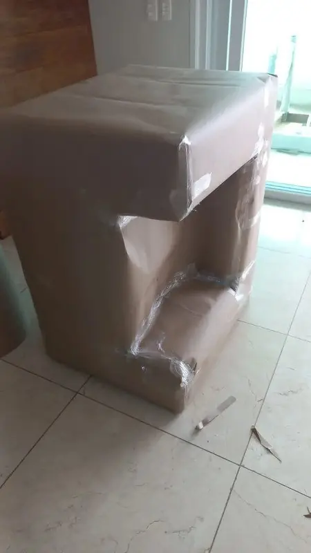 Móvel embalado com papel e plástico de proteção